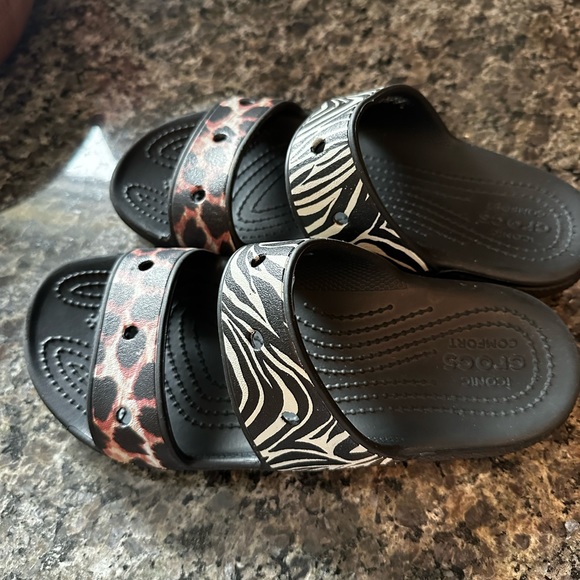 Crocs Sandals Size 6 Women Like New Animal Print - Picture 2 of 3